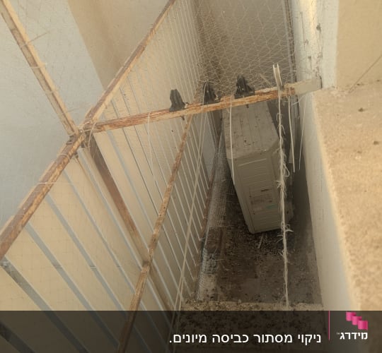 רשת הגנה על מרפסת עם לכלוך על הרצפה